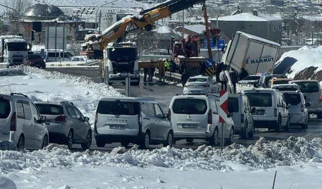 Van’da tır kazası trafiği kilitledi