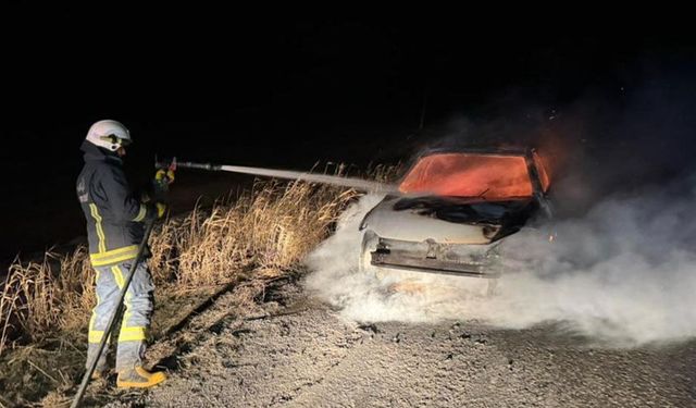 Seyir halindeki otomobil alev aldı, geriye hurda yığını kaldı