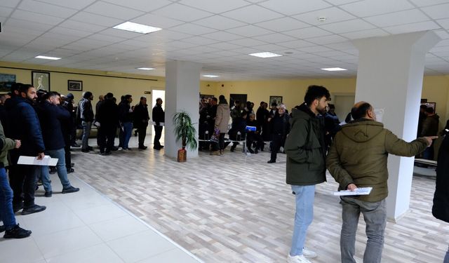 Van’da ‘APP plaka’ yoğunluğu sürüyor! İşte plaka basım ve noter ücreti