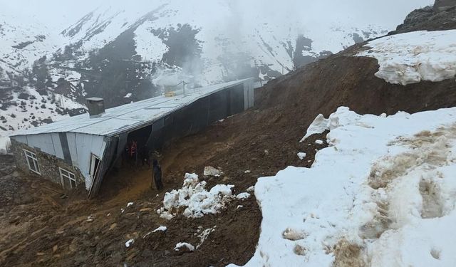 Bahçesaray’da heyelan bir eve zarar verdi