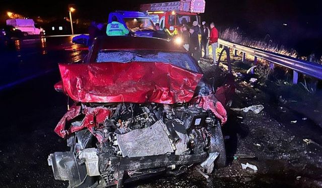 Van’da otomobil ile çekici kamyonet çarpıştı: 3 yaralı