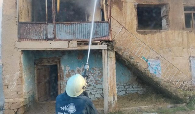 Van’da metruk binada yangın çıktı