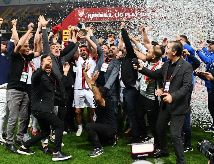 Van Spor beklediği şampiyonluk kupasına kavuştu