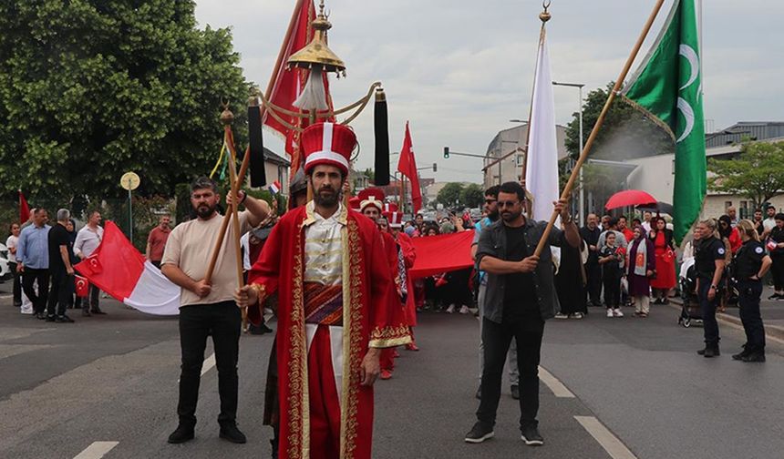 Fransa'da mehter takımı eşliğinde halk yürüyüşü yapıldı