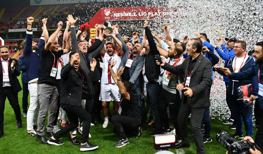 Van Spor beklediği şampiyonluk kupasına kavuştu