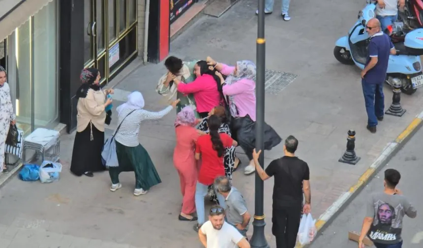 Kadınlar saç saça birbirine girdi.