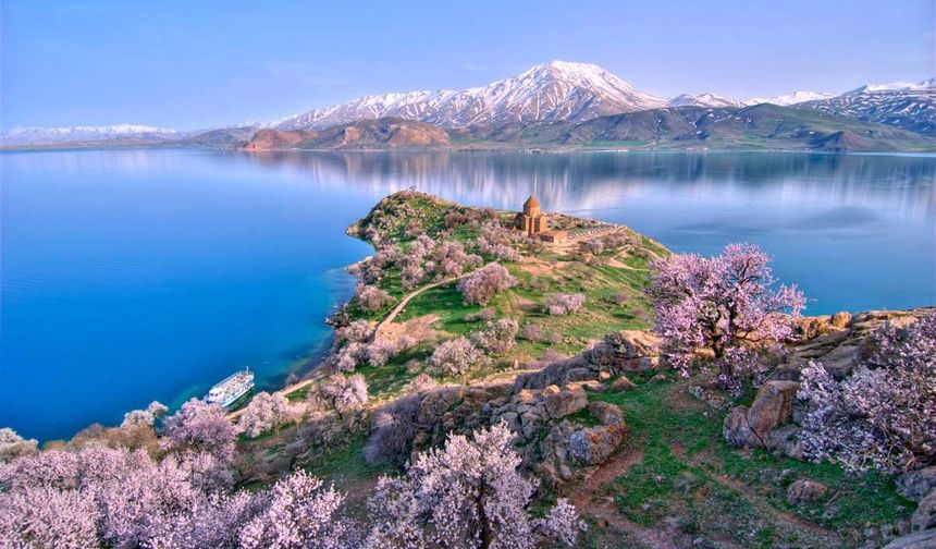 Van Gölü'ndeki Akdamar Adası'na nasıl gidilir?