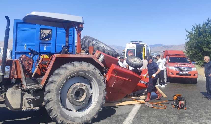 Traktör tırla çarpıştı
