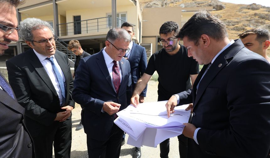 Van Valisi Çavuştepe Kalesi kazı evinde incelemelerde bulundu