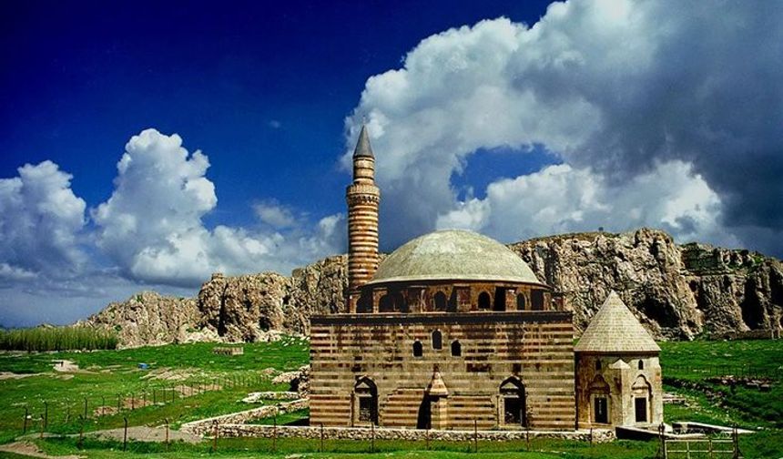 Van’ın Tarihi İncisi: Hüsrev Paşa Camii’ne Nasıl Gidilir?