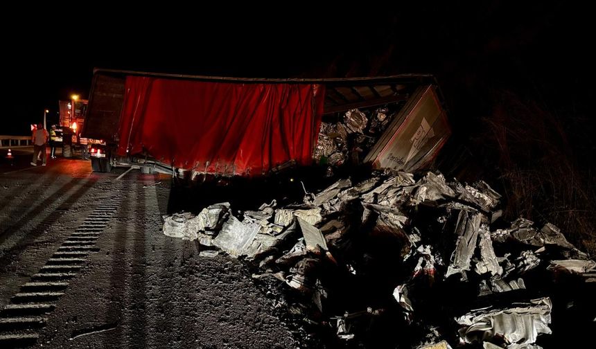 Tır şarampole devrildi! Trafik yoğunluğu oluştu