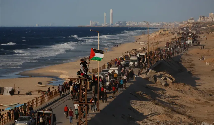 Gazze'de ateşkes yürürlüğe girdi: Filistinlilerin kuzeye dönüşü sürüyor