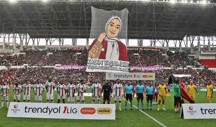 Amed maçında Rojin Kabaiş pankartı