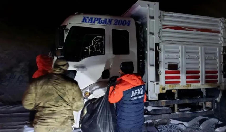Tendürek Geçidi’nde Kar ve Tipi Ulaşımı Aksattı: Onlarca Araç Mahsur kaldı