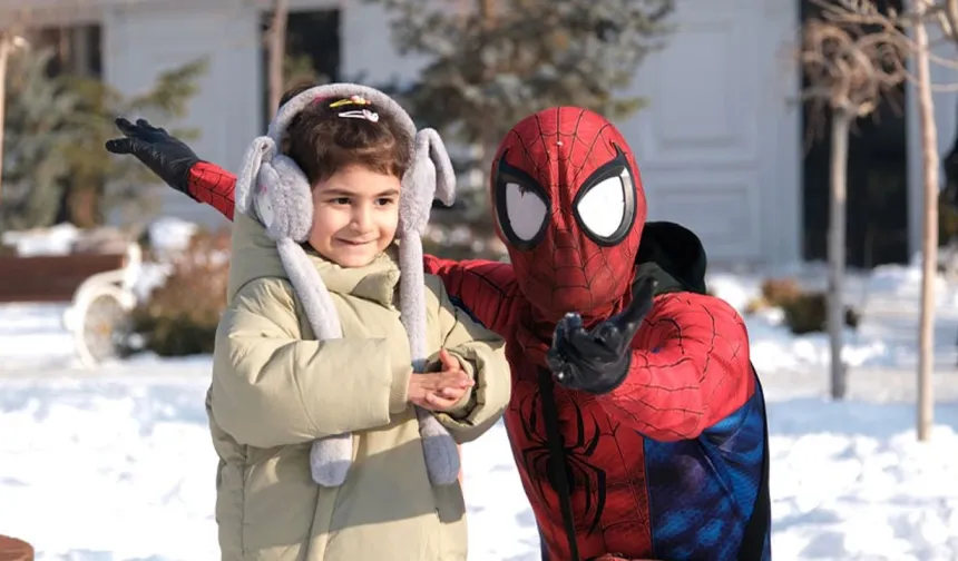 Türkiye’yi gezen örümcek adam Van’da