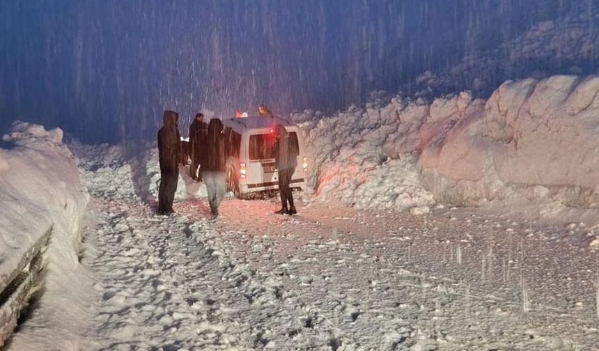 Hakkari–Van yolunda iki çığ arasında kalan 5 araç kurtarıldı