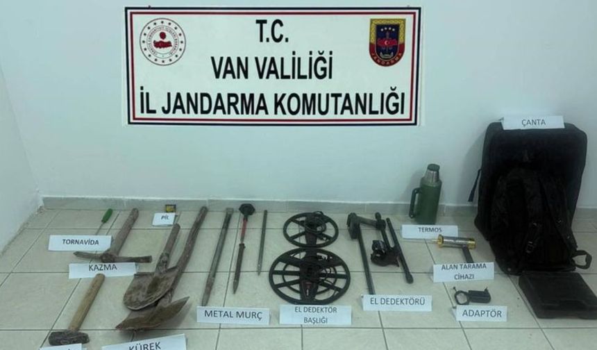 Van'da tarihi kale yakınında kazı yapan 2 kişi yakalandı