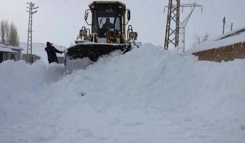 Van’da yüzlerce yerleşim yeri yolu kapandı
