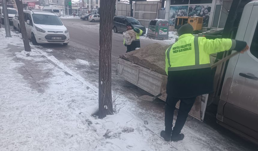 İpekyolu Belediyesi kar yağışı sonrası sahadaki çalışmalarını sürdürüyor