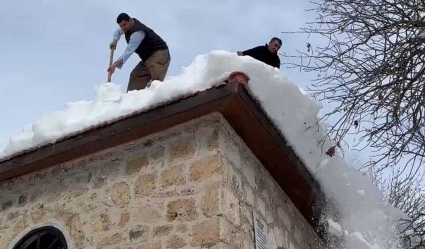 Muhtar ve imamdan örnek kar mesaisi