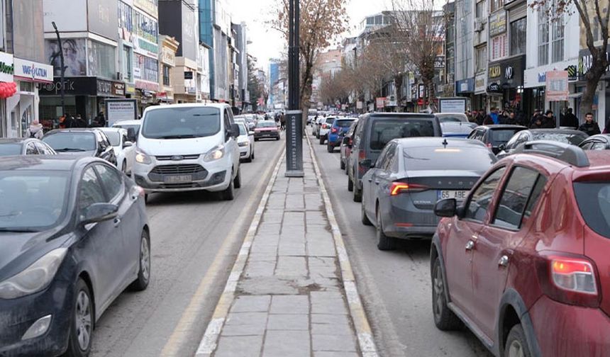 Van’da araç sayısı hızla artıyor: Trafiğe kayıtlı taşıt sayısı 100 bine yaklaştı!