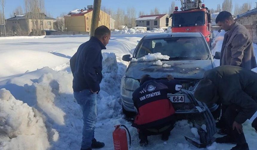 Van’da seyir halindeki otomobil alev aldı!