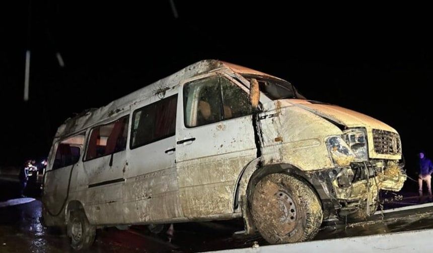 İşçi servisi şarampole devrildi: 17 yaralı