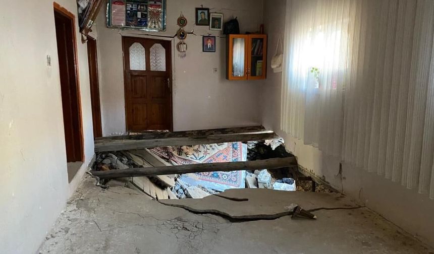 Van'da 2 katlı evin toprak damı çöktü