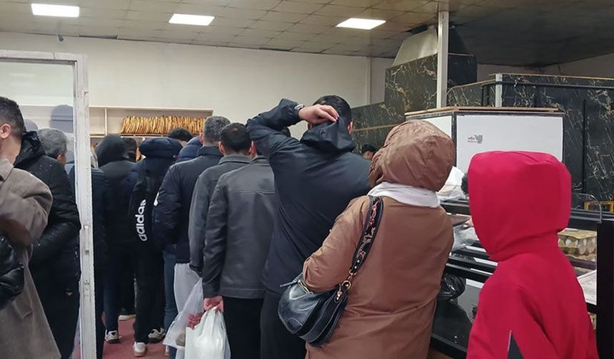 Van’da Ramazan pidesi kuyruğu