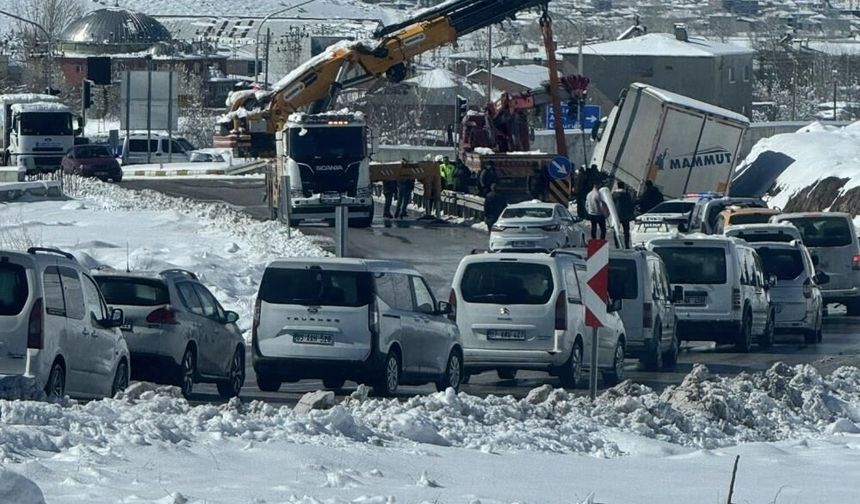 Van’da tır kazası trafiği kilitledi