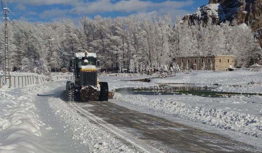 Van’da 230 yerleşim yolu açıldı, 160 yol kapalı