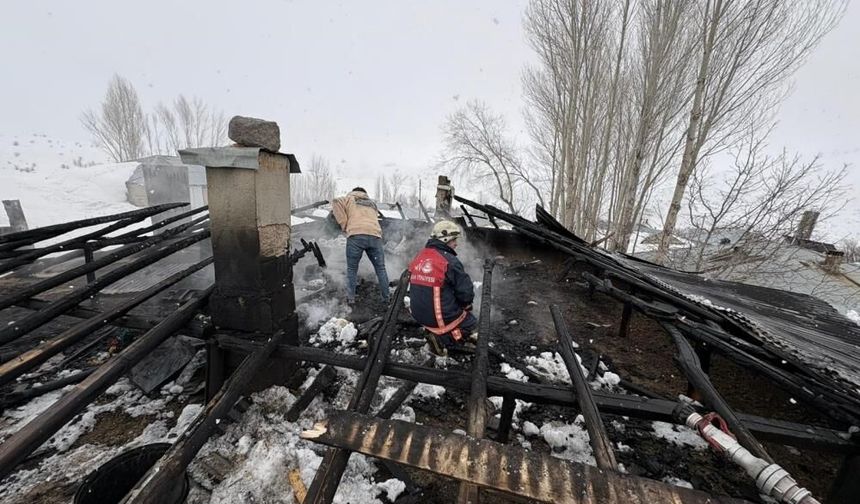 Van’da çatı yangını