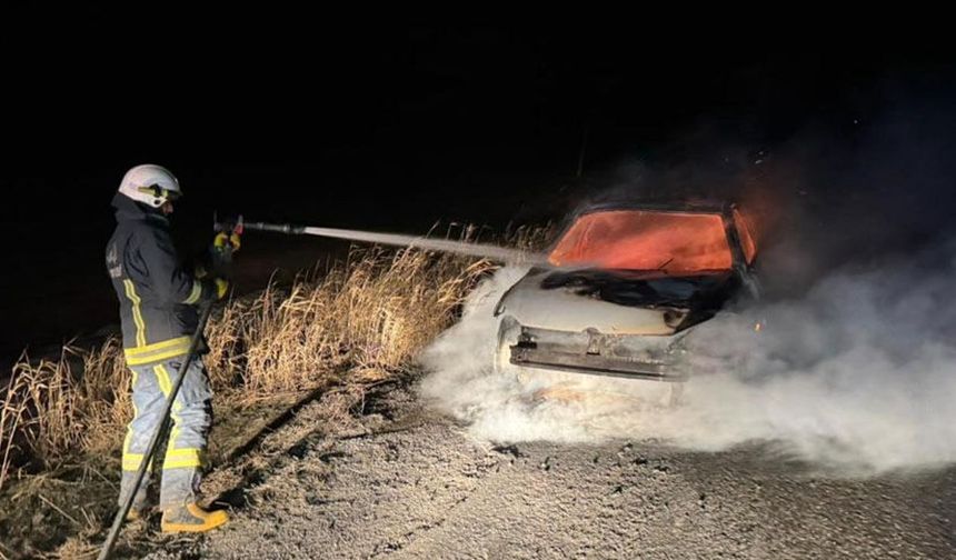 Seyir halindeki otomobil alev aldı, geriye hurda yığını kaldı