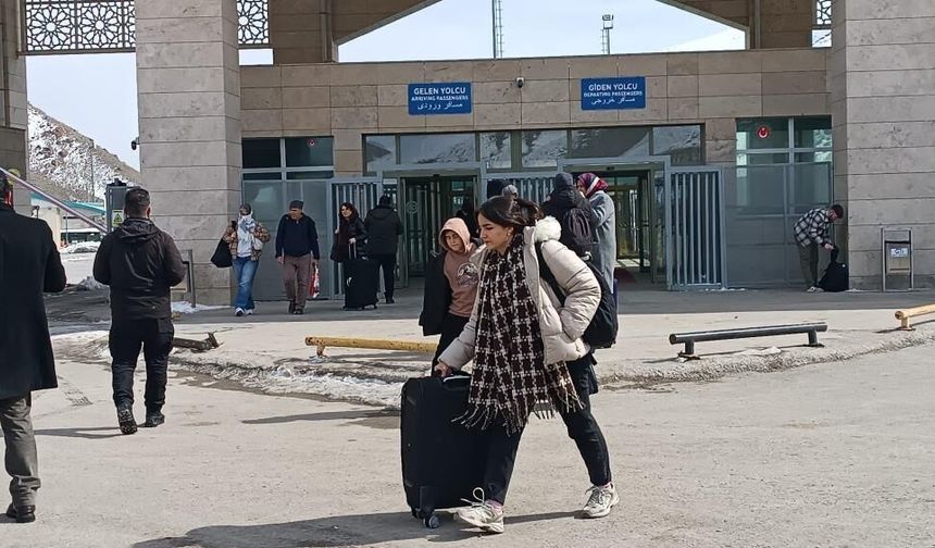 Van’da Kapıköy Sınır Kapısı’nda yoğunluk: İranlılar ülkelerine dönüyor