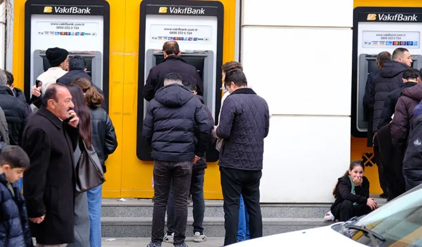 Van’da ATM’ler önünde uzun kuyruklar