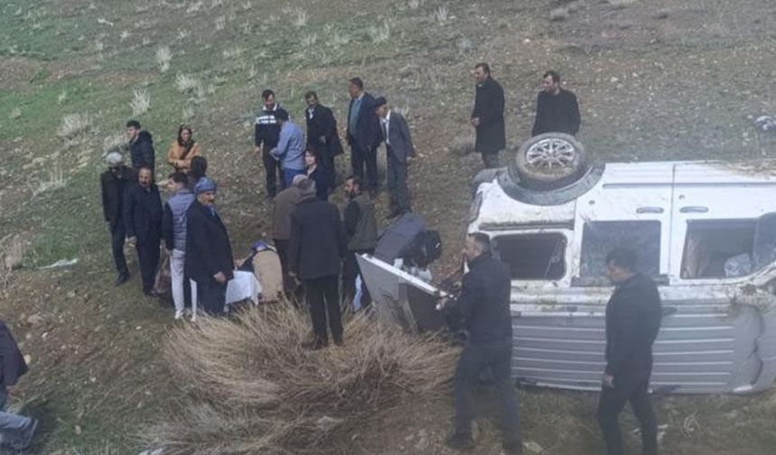 Van’da kamyonet şarampole devrildi