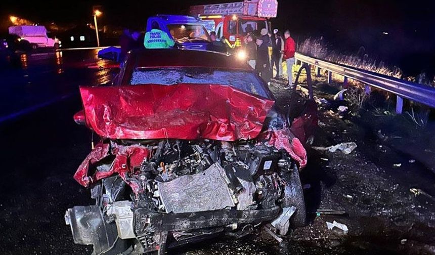 Van’da otomobil ile çekici kamyonet çarpıştı: 3 yaralı