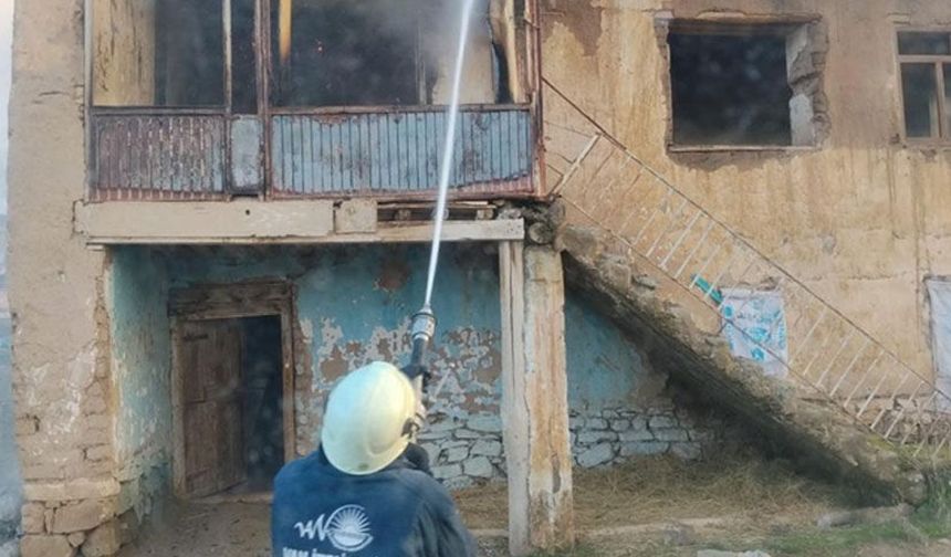 Van’da metruk binada yangın çıktı