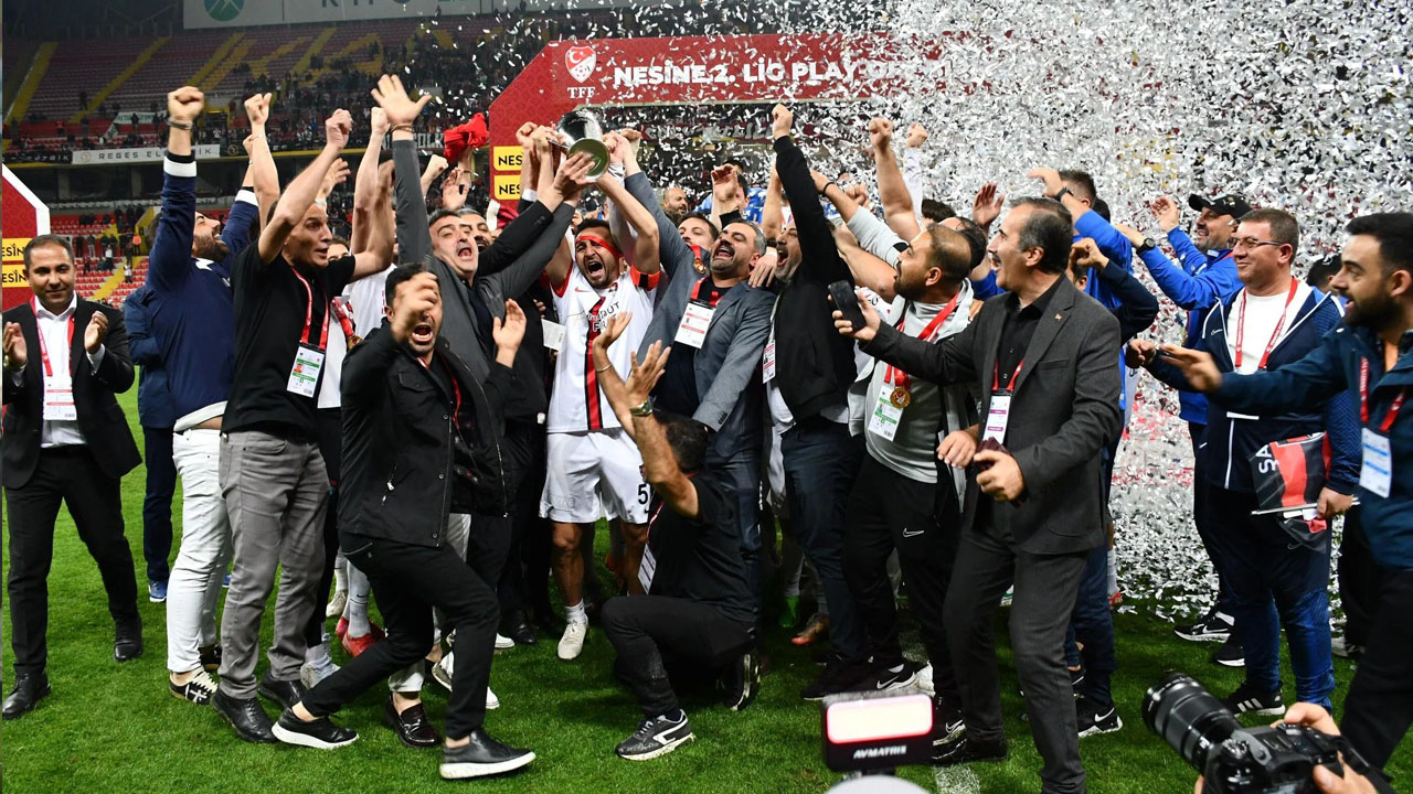 Van Spor beklediği şampiyonluk kupasına kavuştu